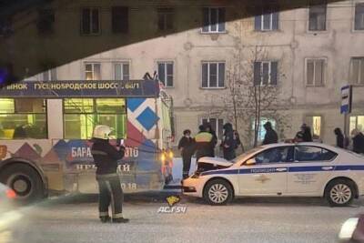 В Новосибирске полицейский автомобиль врезался в стоявший на остановке троллейбус