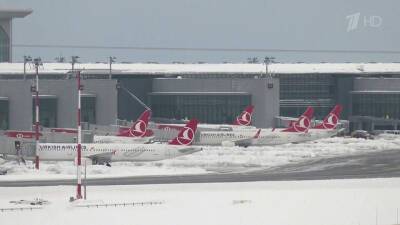 В аэропорту Стамбула продолжают расчищать взлетные полосы после небывалых снегопадов