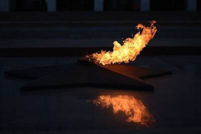 Бригада газовой службы устранила поломку в чаше Вечного огня в Лагерном саду Томска