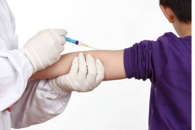 Первую партию вакцины «Спутник М» распределят среди детей в группе риска в Петербурге