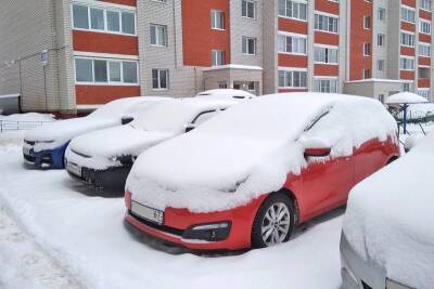 Уборке снега в Смоленске мешают припаркованные авто – мэрия