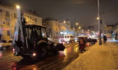Астраханские коммунальщики продолжают очищать улицы от снега