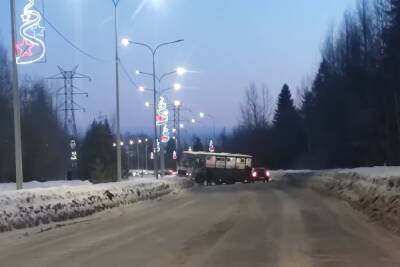 Автобус врезался в сугроб и перегородил дорогу на Древлянке - karel.mk.ru - Петрозаводск - республика Карелия