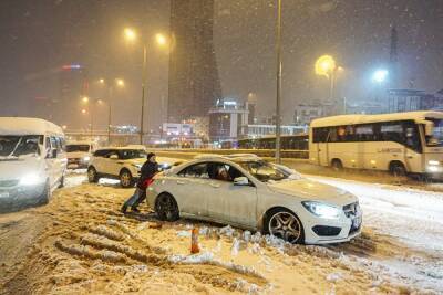 Уральские туристы вторые сутки не могут вылететь из Стамбула. Они спят на полу