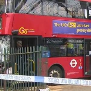 В Лондоне автобус с детьми протаранил дом