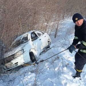 Запорожские спасатели дважды за сутки оказывали помощь водителям на дорогах области. Фото