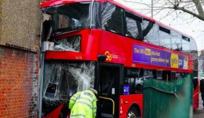 В Лондоне в жилой дом врезался двухэтажный автобус с детьми: есть пострадавшие
