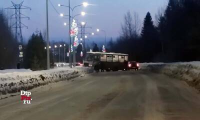 Маршрутку развернуло поперек дороги в Петрозаводске: пострадала женщина