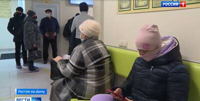 Из-за нехватки врачей в больницах Ростова собираются очереди длиною в 70 человек. Прямой репортаж