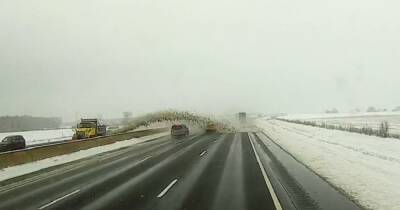 Водитель снегоуборочной машины устроил курьезное ДТП на трассе: пострадали полсотни авто (видео)