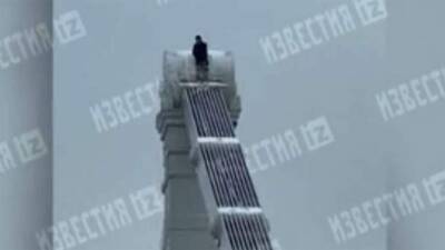 Протокол за хулиганство составили в отношении забравшегося на Крымский мост мужчины