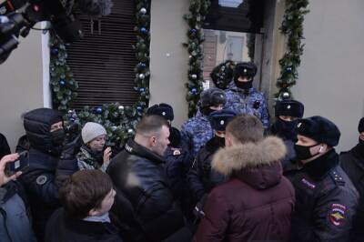 Двух петербуржцев оштрафовали за попытку прорваться в бар без QR-кодов