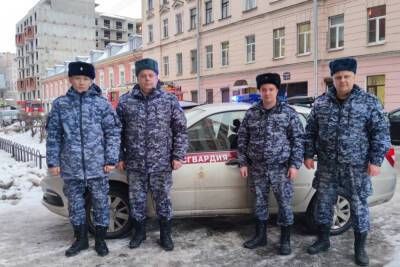 Сотрудники Росгвардии спасли мужчину из горящей квартиры в Петроградском районе