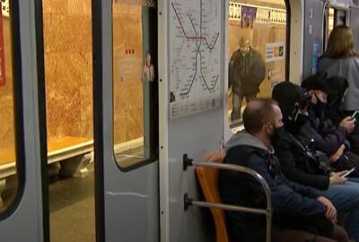 Киевское метро постепенно сокращает рейсы, фото: "Разве стало ездить мало людей?"