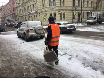 К уборке снега в Петербурге привлекут еще 800 дворников