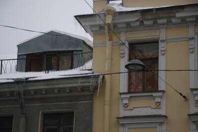 Руферы принялись за очистку крыш от снега и наледи в Петербурге вместо коммунальщиков