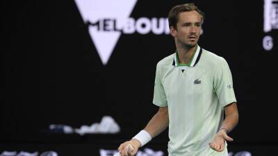 Медведев проиграл первые два сета Оже-Альяссиму в четвертьфинале Australian Open