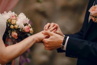 Влюбленным петербуржцам объяснили, что купить «красивую дату» свадьбы невозможно