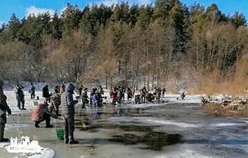 Толпы «рыбаков» вышли на лед Немане и выгребают рыбу руками