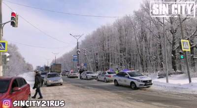 В Чувашии водитель "Лады" подбил несколько машин и пытался сбежать, зацепившись за фуру