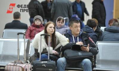 Российские туристы спят на ленте багажа, дожидаясь вылета из Стамбула