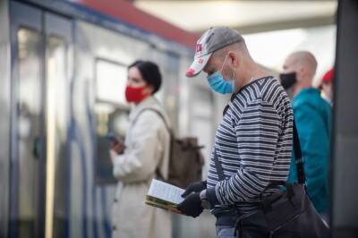 Пассажиров московского транспорта штрафуют за приспущенные маски