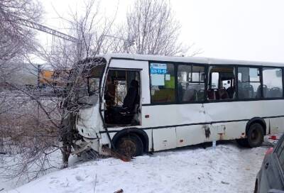 В столкновении фуры с автобусом на юге Петербурга пострадали 15 человек