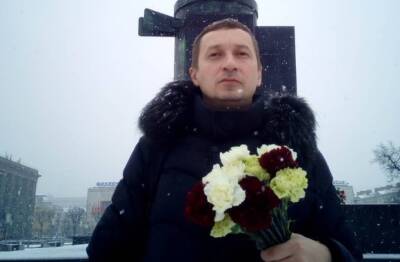Петербургский депутат рассказал, что смог «ликвидировать лужу», упав в нее