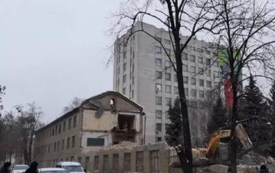 В Киеве снесли здание университета