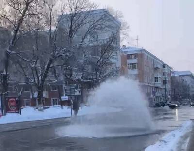 Трубу прорвало на улице Минина в Нижнем Новгороде
