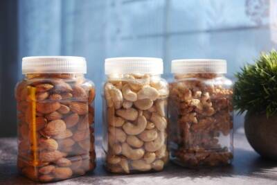 Врач Вялов: орехи, семечки и авокадо могут спровоцировать панкреатит