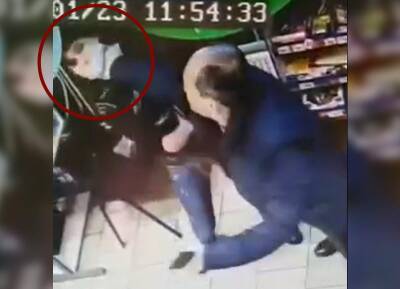 В Майкопе мужчина избил сотрудницу магазина за просьбу надеть маску