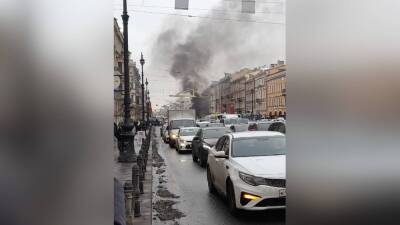 Иномарка полностью выгорела на Невском проспекте в Петербурге