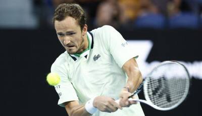 Медведев одержал волевую победу над Оже-Альяссимом в четвертьфинале Australian Open