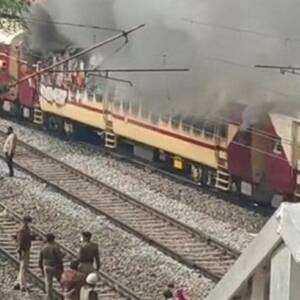 Протестующие в Индии забросали камнями и подожгли пассажирский поезд