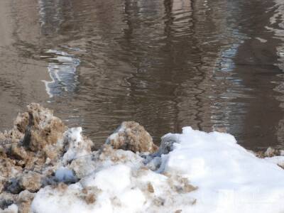 Свалка грязного снега обнаружена рядом с Горьковским водохранилищем в Заволжье