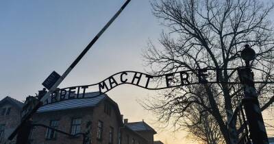 В Польше туристку оштрафовали за нацистский жест у ворот Аушвица