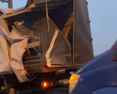 Движение на КАД тормозит раскиданный по дороге кузов «Газели» — видео