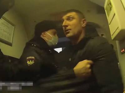 «Слышь, руки убрал!»: опубликовано видео задержания агрессивного россиянина на борту самолета в Ростове
