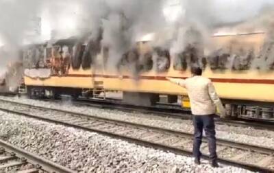 В Индии протестующие нападают на поезда