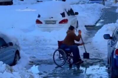 В Краснодаре колясочник не стал терпеть и расчистил дорогу от снега