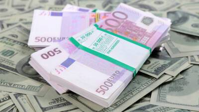 Курс евро преодолел отметку в 90 рублей, доллар выше 80