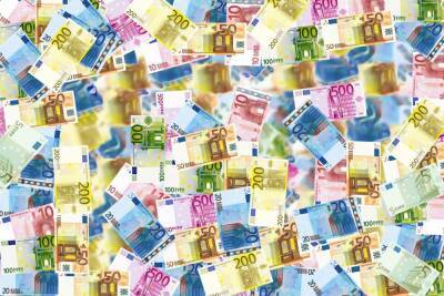 Впервые с 20 июля евро поднялся выше 90 руб