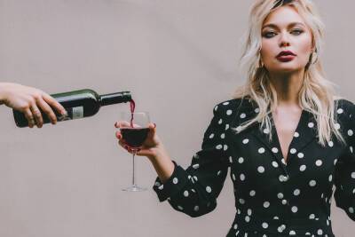 Названы 5 здоровых причин согласиться на бокал вина
