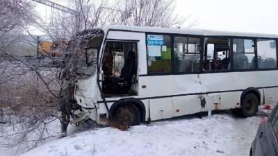 15 человек пострадали при столкновении автобуса с фурой на юге Петербурге