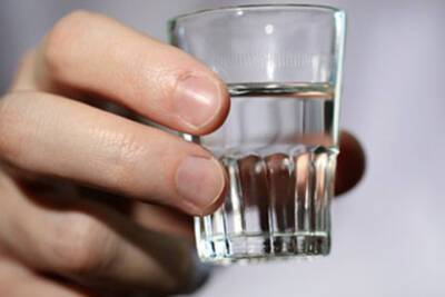 Академик РАН предложил использовать водку для профилактики «омикрона»
