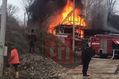 Двухэтажный частный дом сгорел в Адлерском районе Сочи