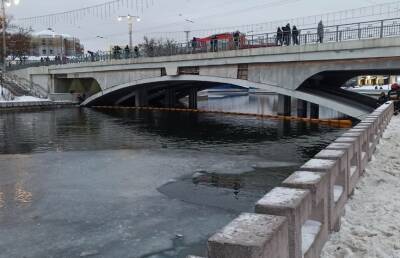 На реке Свислочь в центре Минска обнаружили маслянистое пятно