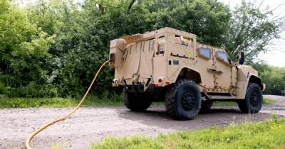 В США представили гибридную версию военного внедорожника JLTV (фото)