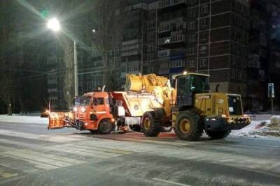 В Курске в ночь на 26 января с дорог вывезли более 900 тонн снега